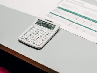 Relever son index avant de quitter le logement Relevé de compteur et facture d'électricité posés sur une table
