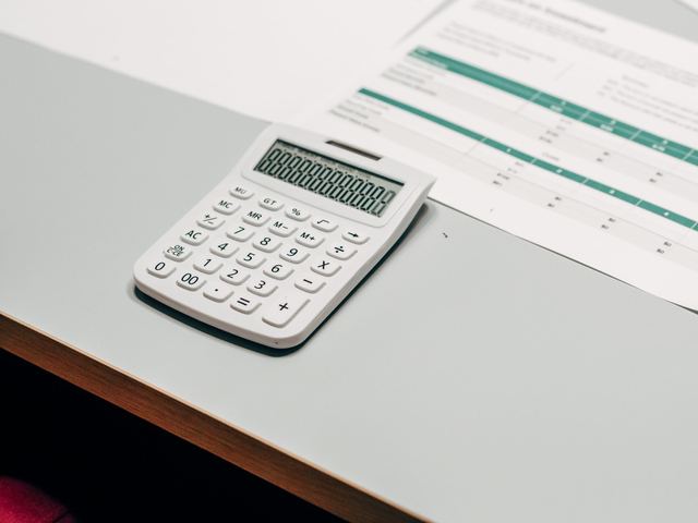 Relever son index avant de quitter le logement Relevé de compteur et facture d'électricité posés sur une table