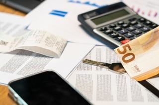 Photo d'illustration : une facture papier posée près d'une calculatrice